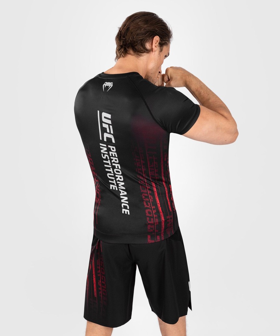 ufc venum performance institute 2.0 rashguard met korte mouwen voor heren - zwartrood