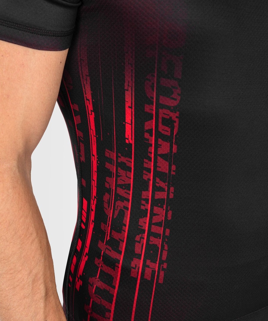 ufc venum performance institute 2.0 rashguard met korte mouwen voor heren - zwartrood