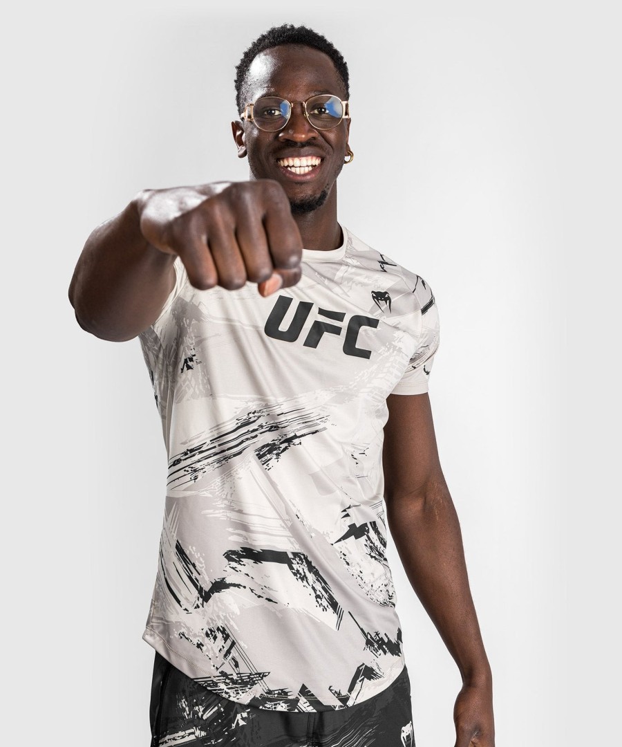 ufc venum authentic fight week 2.0 dry tech t-shirt voor heren - zandkleur