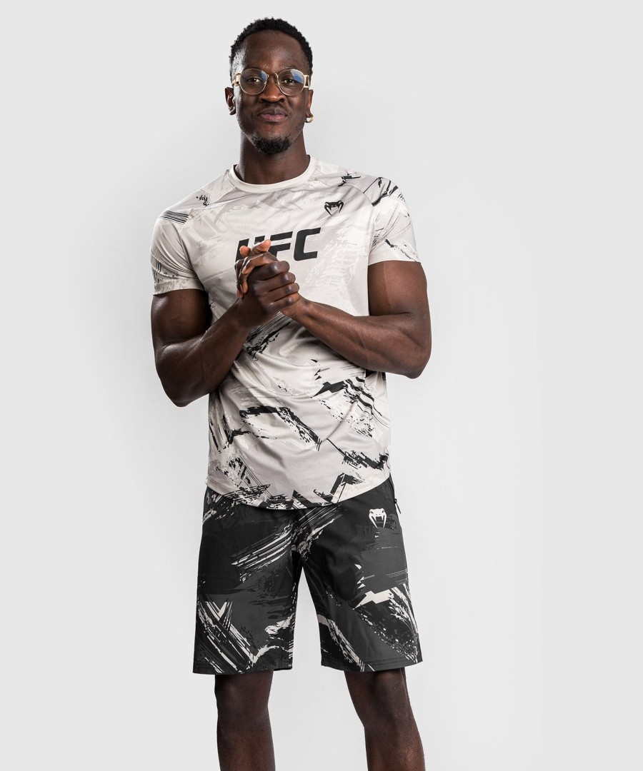 ufc venum authentic fight week 2.0 dry tech t-shirt voor heren - zandkleur