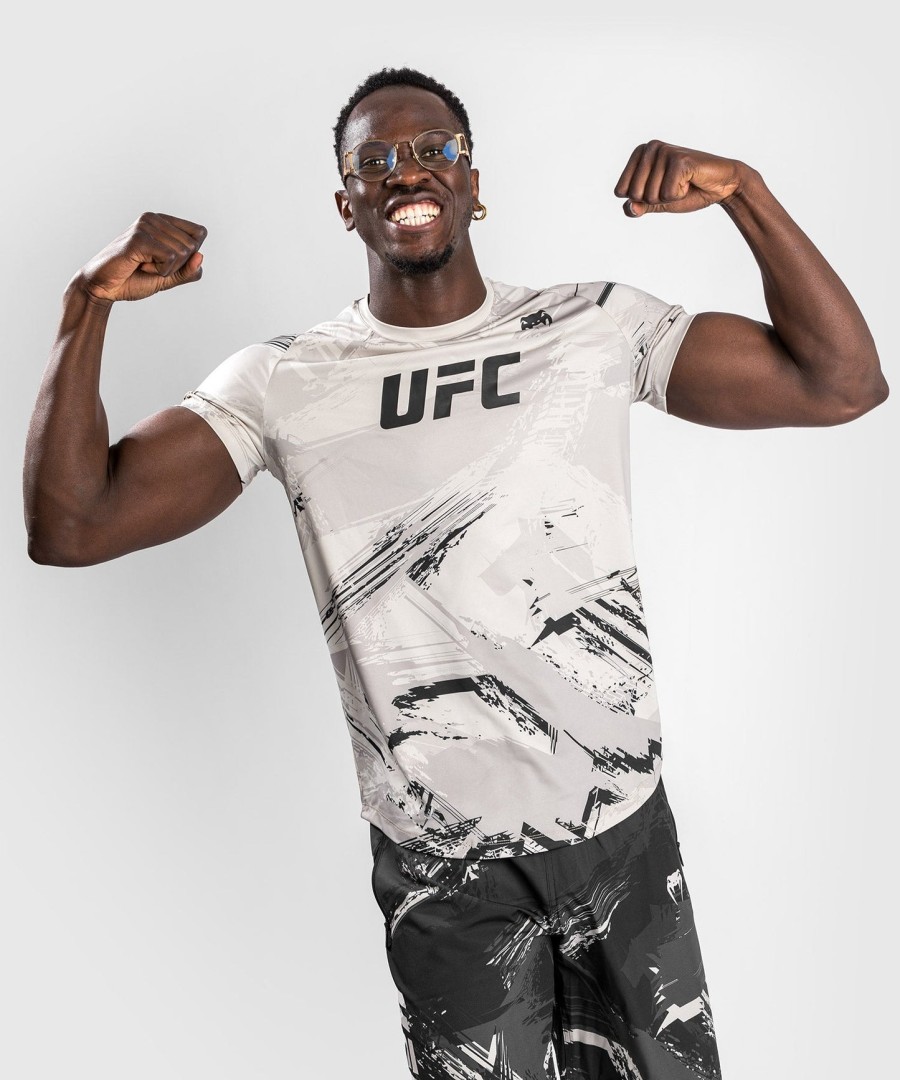 ufc venum authentic fight week 2.0 dry tech t-shirt voor heren - zandkleur