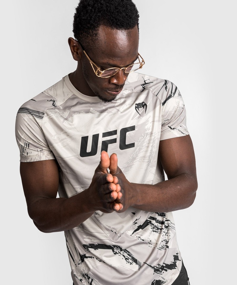ufc venum authentic fight week 2.0 dry tech t-shirt voor heren - zandkleur