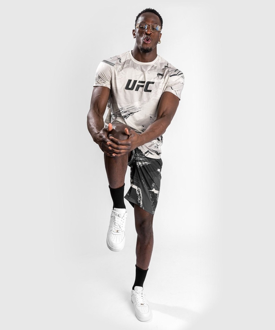 ufc venum authentic fight week 2.0 dry tech t-shirt voor heren - zandkleur