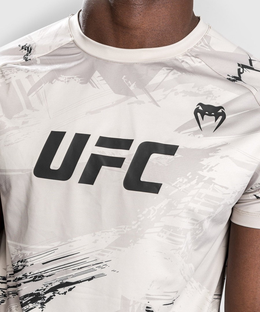 ufc venum authentic fight week 2.0 dry tech t-shirt voor heren - zandkleur