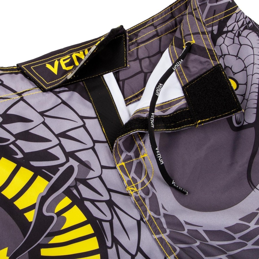 venum snaker fightshorts - zwartgeel