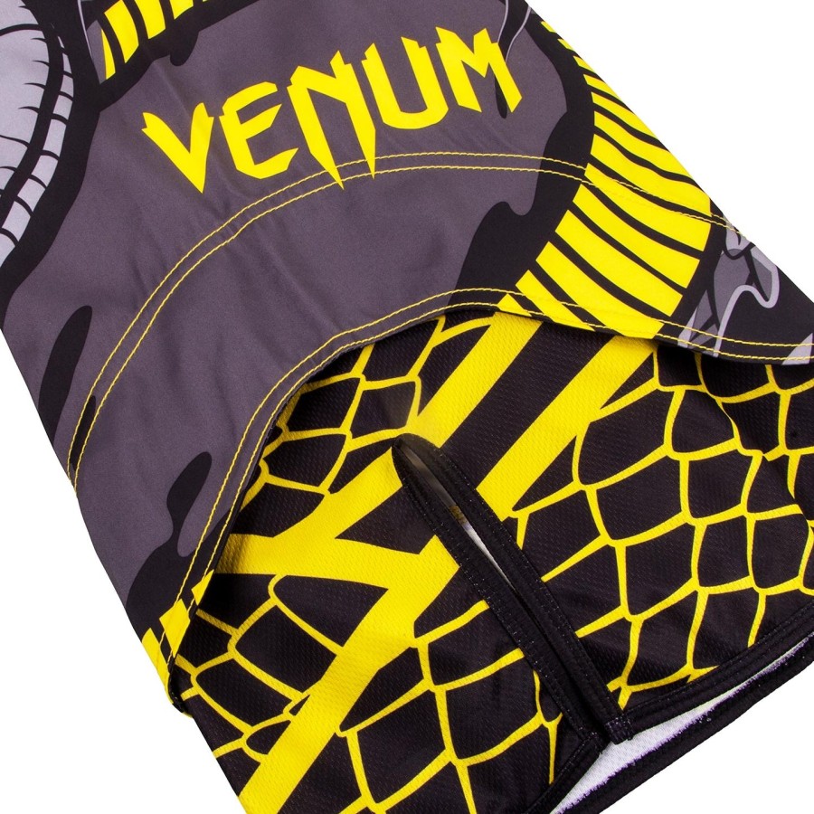 venum snaker fightshorts - zwartgeel