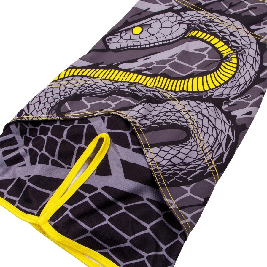venum snaker fightshorts - zwartgeel