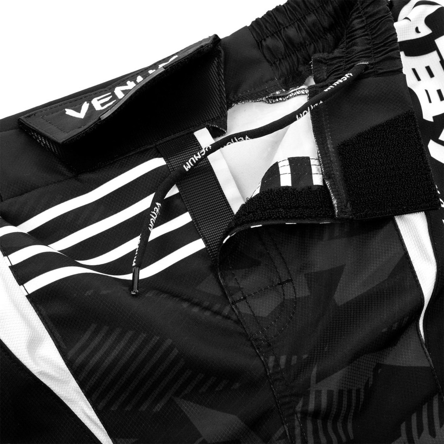 venum okinawa 2.0 fightshorts - zwartwit
