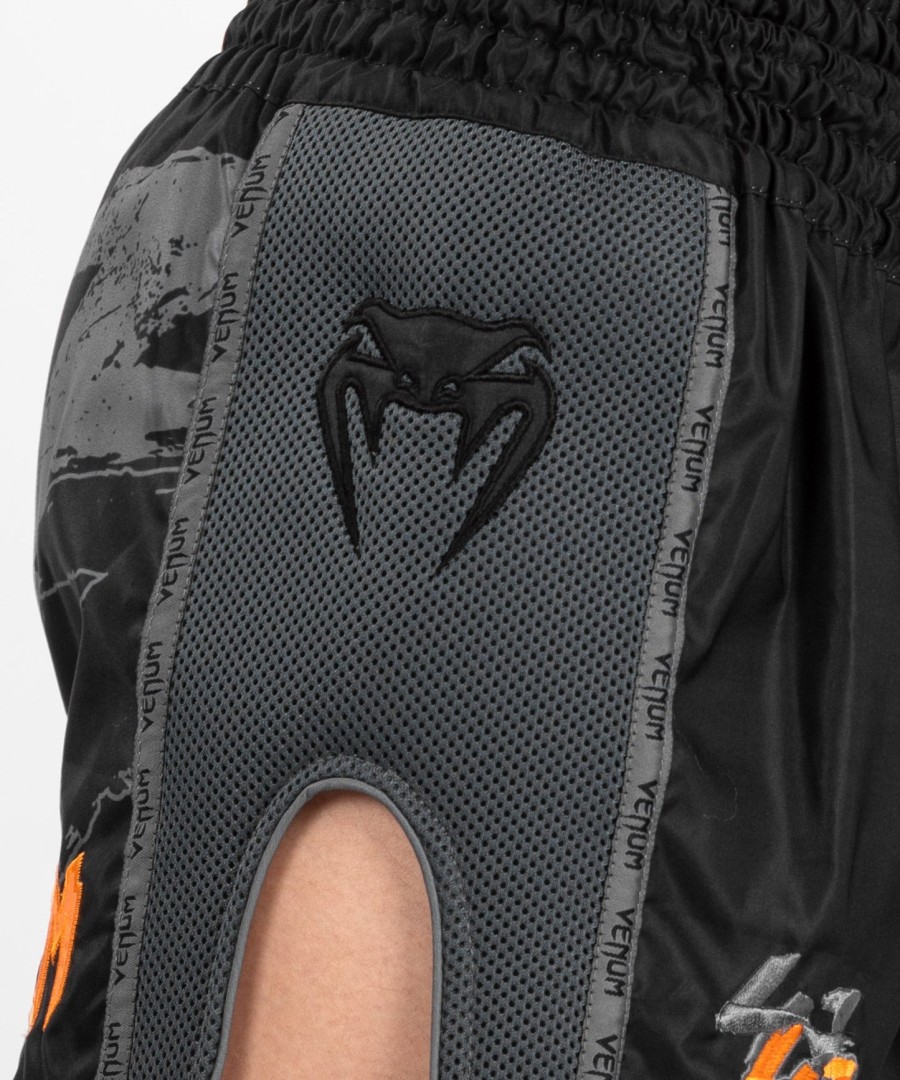 venum s47 muay thai short - zwartoranje