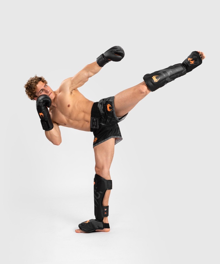 venum s47 muay thai short - zwartoranje